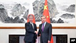 日本外务大臣岩屋毅星期三(12月25日)在北京会见中国外长王毅。