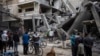 Warga Palestina memeriksa kerusakan bangunan tempat tinggal pasca serangan udara Israel di Rafah, Jalur Gaza selatan, Minggu, 24 Maret 2024. (AP/Fatima Shbair)