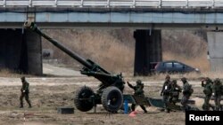 South Korean soldiers of an artillery unit take part in an artillery drill with 155mm Towed Howitzers as part of the annual joint military exercise "Foal Eagle" by the U.S. and South Korea, near the demilitarized zone (DMZ) which separates the two Korea, file photo.