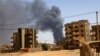 Asap mengepul di atas gedung-gedung setelah pengeboman udara, selama bentrokan antara paramiliter dan tentara di Khartoum Utara, Sudan, 1 Mei 2023. (Foto: REUTERS/Mohamed Nureldin Abdallah)