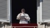 Le pape François récite la prière de l'Angélus depuis la fenêtre de l'appartement pontifical donnant sur la place Saint-Pierre au Vatican, 1er janvier 2020.
