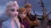 En esta imagen deDisney aparecen: Elsa, la protagonista de Frozen 1 y 2 cuya voz hace Idina Menzel junto a Ana (centro) y Kristoff, sus compañeros en la cinta que lleva dos semanas en primer lugar de taquilla. Kristen Bell y Jonathan Groff hacen las voces de Anna y Kristoff.