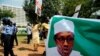 Wasu magoya bayan shugaba Buhari a rike da hotonsa yayin wani gangamin nuna goyon bayansa da aka yi a ranar 11 ga watan Agusta 2017 a Abuja