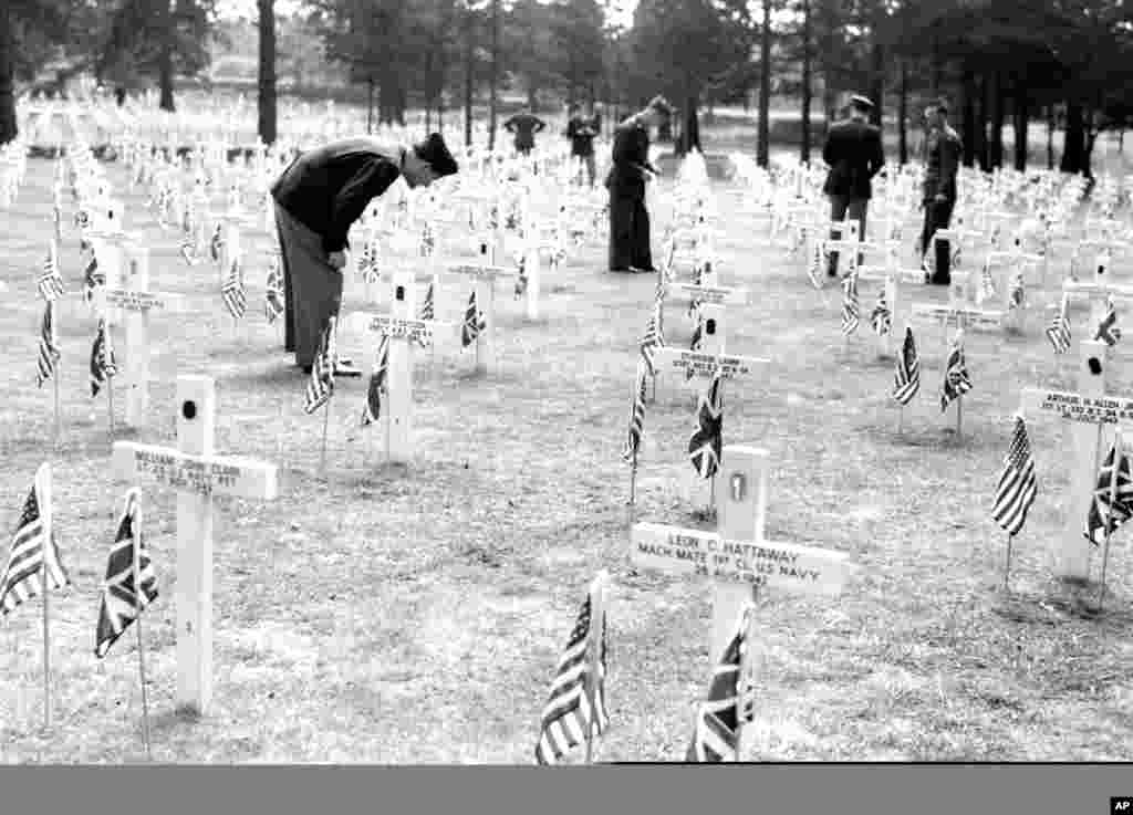 Amerika askarlari ko&#39;milgan qabriston, Britaniya, 1945