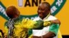Mataimakin shugaban kasa Cyril Ramaphosa yana gaisawa da wata 'yar jam'iyarsu ta ANC a lokacin zaben jam'iyar