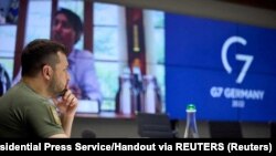 Президент України Володимир Зеленський від початку лютневого вторгнення Росії в Україну закликав до повного міжнародного ембарго на російську нафту й газ, стверджуючи, що прибутками з експорту Москва фінансує війну.