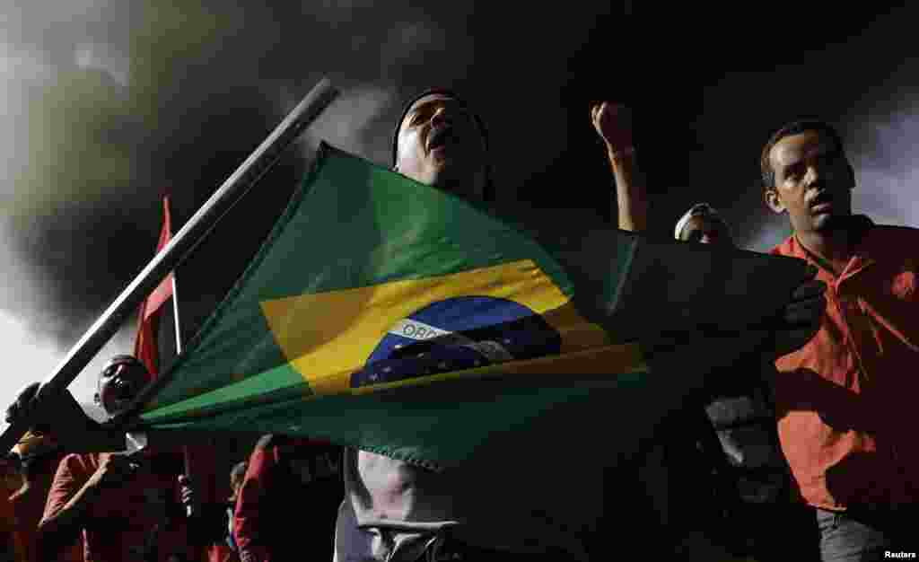 O Movimento dos Trabalhadores Sem Abrigo bloqueia uma estrada junto ao estádio do mundial em São Paulo, contra os gastos dispendidos neste Mundial de Futebol. Maio 15, 2014.
