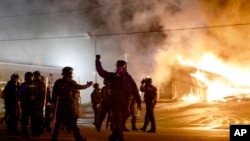 Polícia de guarda a edifícios que foram incendiados em Ferguson 