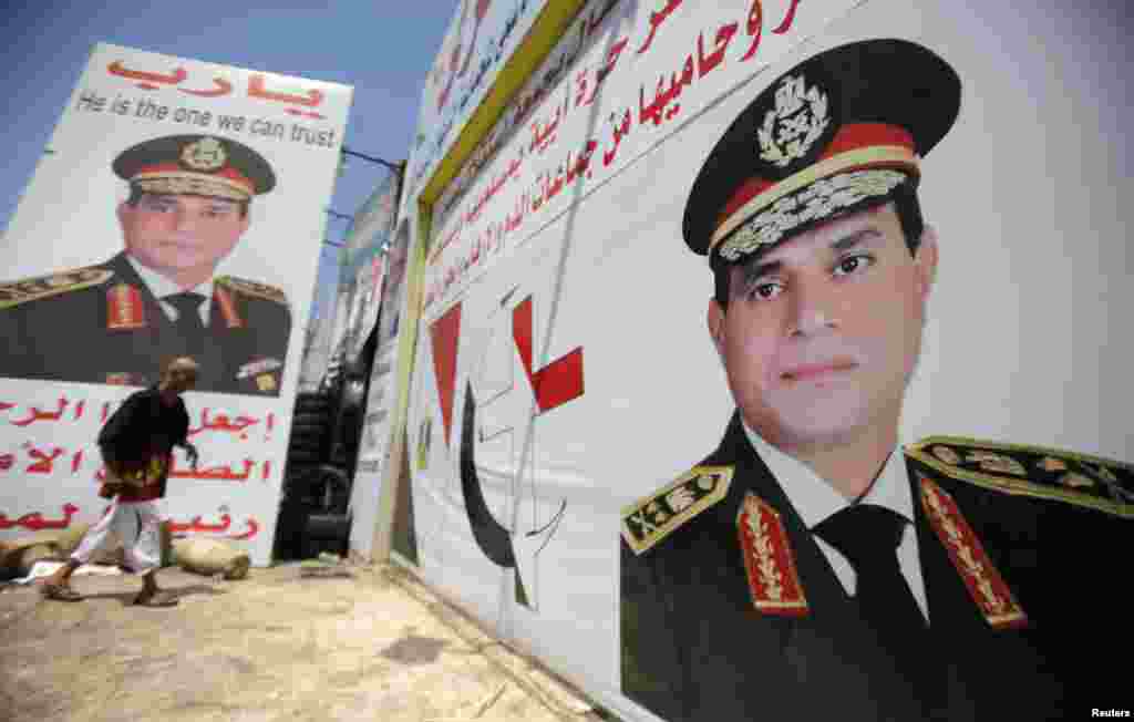 Misr ko&#39;chalarida armiya rahbari, general Abdul Fattoh al-Sissiy suratlari.