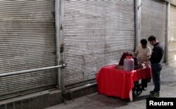Sanksiyalarla üzləşən İranda iqtisadi durumun pisləşməsi ilə bir çoxları dolanışıq üçün səyyar satıcılığa üz tutublar.