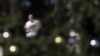 El Papa Francisco, enmarcado por el arbol de Navidad en la Plaza de San Pedro, elogió las escenas de la Natividad como un símbolo de la fe cristiana, AP
