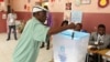 Um eleitor voto, Luanda. 23 Agosto 2017