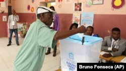 Um eleitor voto, Luanda. 23 Agosto 2017