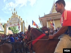 អ្នក​ប្រណាំង​សេះ​ត្រៀម​ចូលរួម​ប្រណាំង​នៅ​មុខ​វត្តព្រះ​វិហារសួគ៌​ នាថ្ងៃ​ទី​០១ ខែ​តុលា ឆ្នាំ២០១៦។