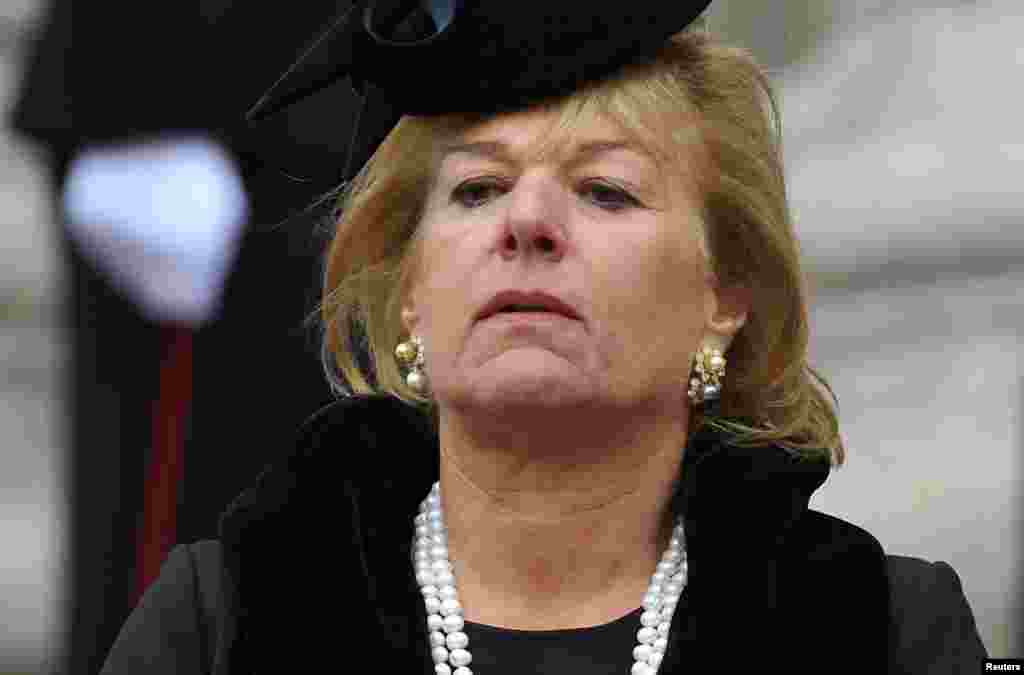 Bà Carol Thatcher nhìn linh cữu của mẹ, cựu Thủ tướng Thatcher, được chuyển đi sau khi làm lễ tang tại Nhà thờ Thánh Phao-lô.