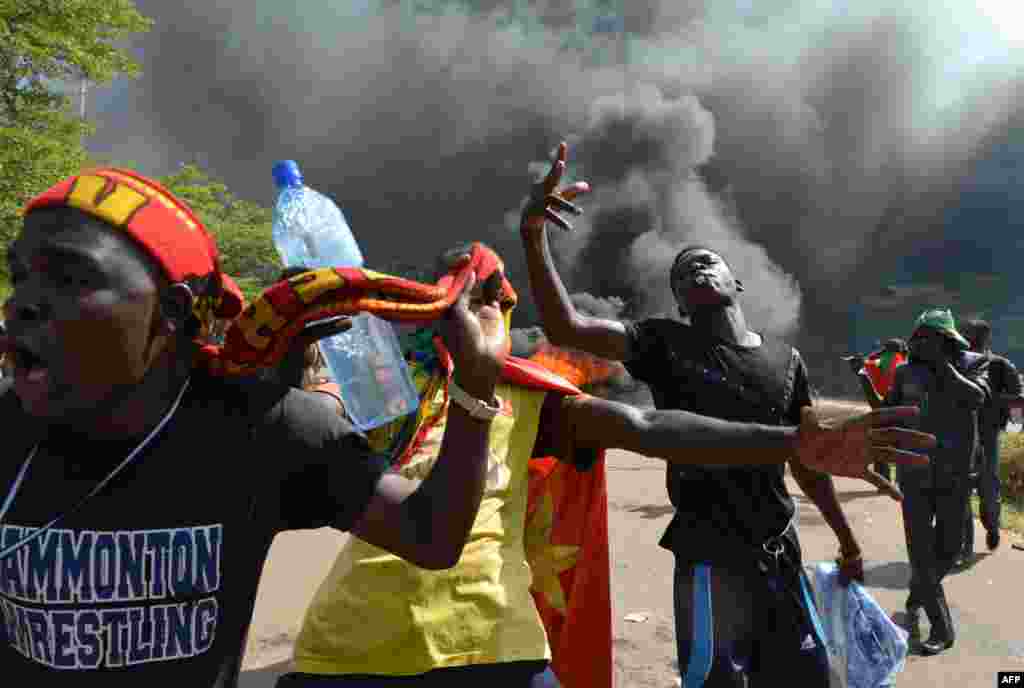 G&#39;arbiy Afrikadagi davlat, Burkina Fasoda prezident Bleyz Kompraore 27 yillik boshqaruvdan keyin ishdan ketdi. Mamlakatda o&#39;n minglab odamlar namoyishga chiqib, rahbarning iste&#39;fosini talab qilayotgan edi. 