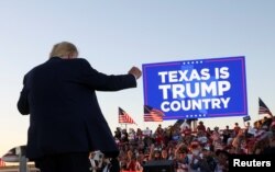 Tramp tarafdorlari oldida, Texas shtati, 25-mart, 2023