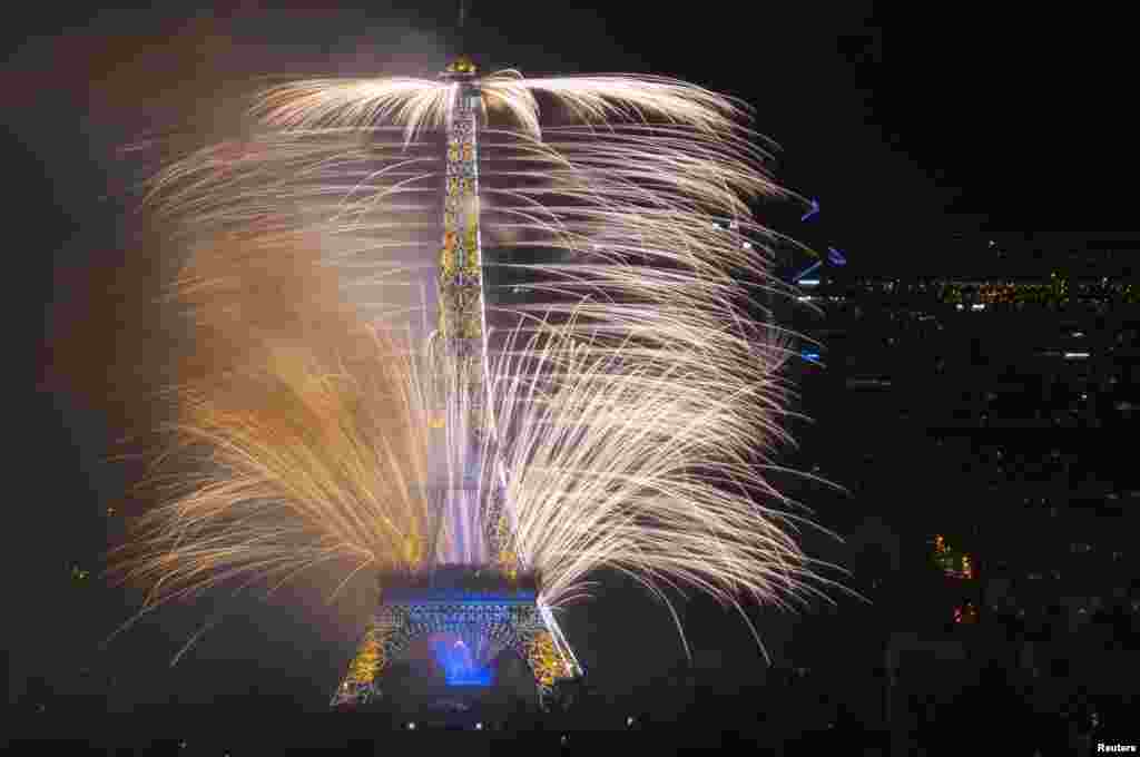 Fireworks light the sky near the Eiffel Tower in a show called &quot;Guerre et Paix&quot; (War and Peace) as part of events to mark the centenary of the First World War and to end the traditional Bastille Day celebrations in Paris, July 14, 2014.
