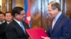 លោក Sergey Lavrov រដ្ឋមន្ត្រីការបរទេស​រុស្ស៊ី (ស្តាំ) និងលោក ស ខេង រដ្ឋមន្ត្រីការបរទេសកម្ពុជា ដោះដូរ​ឯកសារ​គ្នា​ក្នុង​អំឡុង​កិច្ចប្រជុំ​នៅ​ទីក្រុងមូស្គូ ប្រទេស​រុស្ស៊ី កាលពី​ថ្ងៃពុធ ទី២៧ ខែ​ឧសភា ឆ្នាំ២០១៥។ (រូបថត៖ AP/Pavel Golovkin)
