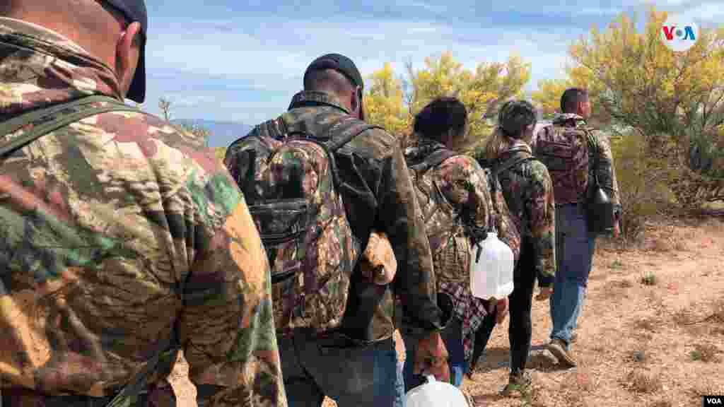 Agentes de la Oficina de Aduanas y Protección Fronteriza de los Estados Unidos, o CBP por sus siglas en inglés, en Arizona mostraron el proceso del rescate de los migrantes en el paso fronterizo entre EE.UU. y México. En una audiencia de la Subcomisión de Inmigración y Seguridad Fronteriza del Senado, la jefa de la Patrulla Fronteriza, Carla Provost, afirmó que: "no podemos abordar esta crisis cambiando más recursos". Photo: Celia Mendoza - VOA.