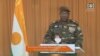 General Abdourahamane Tiani, do Níger, durante a leitura de uma declaração na televisão nacional, 19 de agosto de 2023.