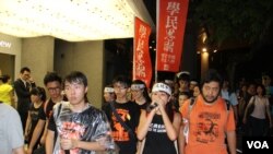 香港学联、学民思潮代表在8月31日占中抗命集会上