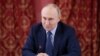 Presiden Rusia Vladimir Putin menghadiri pertemuan dengan para profesional budaya dari wilayah Tver di kompleks museum Hotel Pozharsky di kota Torzhok di Wilayah Tver, Rusia 27 Maret 2024. (Foto: via Reuters)