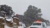 Esta foto de Mike Eliason, tuiteada por el Departamento de Bomberos del Condado de Santa Barbara muestra un camión de la agencia en una carretera de Santa Barbara, California, a 3.500 pies de altura, en medio de una nevada, el jueves 28 de noviembre del 2019. 