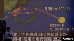 日本电视新闻报道朝鲜发射导弹。（路透社资料图）