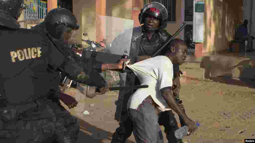 G&#39;arbiy Afrikadagi davlat, Burkina Fasoda prezident Bleyz Kompraore 27 yillik boshqaruvdan keyin ishdan ketdi. Mamlakatda o&#39;n minglab odamlar namoyishga chiqib, rahbarning iste&#39;fosini talab qilayotgan edi. 