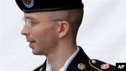 2013年7月，美国陆军上等兵曼宁在被判决泄密罪成立后被带离法庭。