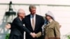 Isroil Bosh vaziri Is'hoq Rabin, AQSh Prezidenti Bill Klinton va Falastin Muxtoriyati raisi Yosir Arofat Oslo tinchlik kelishuvini imzolash marosimi paytida, 13-sentabr, 1993-yil