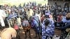 Rassemblement autour d'un groupe d'adolescentes de la tribu Sebeï, en Ouganda, juste après leur excision à Bukwa, au Nord-Est de Kampala (archives 2008)