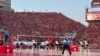 Odbojkaški meč na Memorijalnom stadionu u Linkolnu pred više od 92 hiljade gladalaca (Foto: AP/Eric Olson)