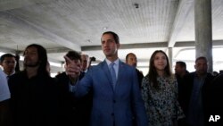 El líder de la Asamblea Nacional de Venezuela, Juan Guaidó, se declaró presidente de su país el 23 de enero, dos semanas después que el presidente Nicolás Maduro asumiera un segundo mandato.