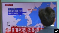 韩国首尔一名男士在火车站收看关于朝鲜可能进行核试爆的电视新闻