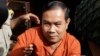 រូបឯកសារ៖ លោក អ៊ុំ សំអាន តំណាងរាស្ត្រ​គណបក្ស​សង្គ្រោះជាតិ ត្រូវបាន​សន្តិសុខ​មន្ទីរ​ឃុំឃាំង​នាំ​ខ្លួន​ទៅ​កាន់​សាលាឧទ្ធរណ៍​នៅរាជធានី​ភ្នំពេញ កាលពី​ថ្ងៃទី២១ ខែកញ្ញា ឆ្នាំ២០១៦។​ (AP Photo/Heng Sinith)