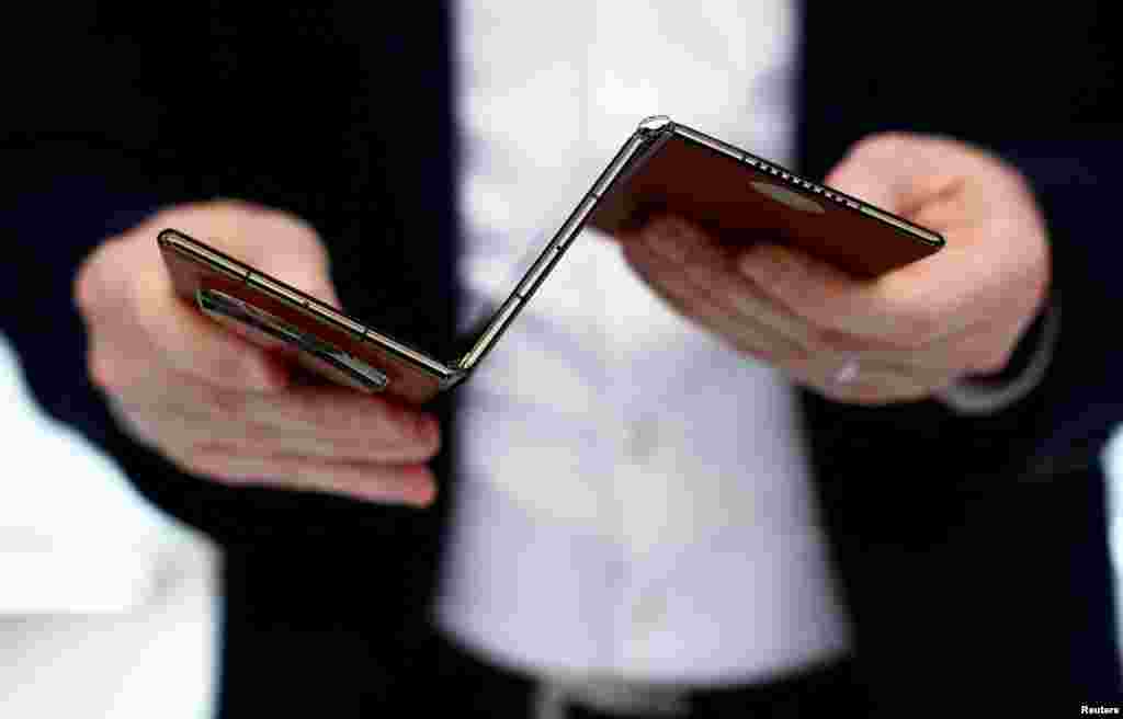 Ispaniyada o'tgan Mobil dunyo kongressida "Huawei"ning "Mate XT Ultimate" mahsuloti namoyish qilinmoqda. 