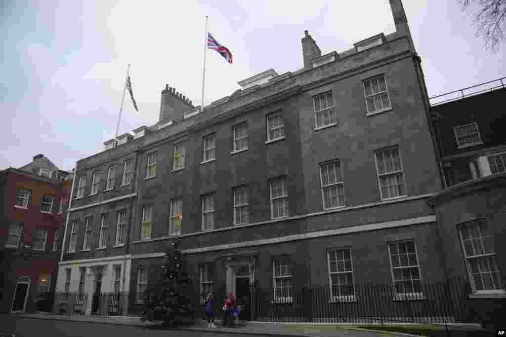 Britaniya bayroqlari ham yarim bo&#39;yiga tushirildi, London.&nbsp;