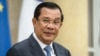 លោក​នាយក​រដ្ឋមន្ត្រី​ ហ៊ុន សែន ចាក​ចេញ​ពី​រាជវាំ​ង Elysee ក្រោយ​ជំនួប​ជា​មួយ​ប្រធានាធិបតី​បារាំង លោក Francois Hollande នៅ​ក្រុង​ប៉ារីស ប្រទេស​បារាំង ថ្ងៃទី​២៦ ខែ​តុលា ឆ្នាំ​២០១៥។ EPA/CHRISTOPHE PETIT TESSON