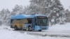 Un autobús de la Autoridad Intergubernamental de Transporte Público del norte de Arizona (NAIPTA por sus siglas en inglés) se dirige entre la nieve al centro de Flagstaff, Arizona, el viernes 29 de noviembre de 2019. (Cody Bashore/Arizona Daily Sun vía AP).