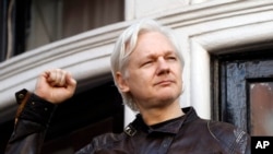 Pendiri WikiLeaks Julian Assange menyapa pendukungnya di luar Keduataan Besar Ekuador di London, pada 19 Mei 2017. (Foto: AP/Frank Augstein)
