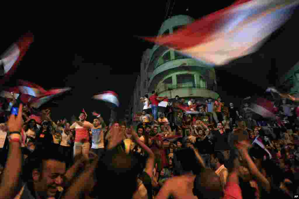Những người đối lập với Tổng thống Ai Cập bị lật đổ Mohamed Morsi ăn mừng bên ngoài Dinh Tổng thống tại Cairo, 3-7-2013.