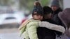 Migrantes que buscan asilo en Estados Unidos suben a un taxi después de que los oficiales de inmigración los rechazaran de sus reuniones programadas poco después de que el presidente Donald Trump cancelara la aplicación CBP One, el lunes 20 de enero de 2025, en Matamoros, México.
