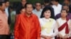 រូបឯកសារ៖ លោក​នាយក​រដ្ឋមន្ត្រី​កម្ពុជា ហ៊ុន សែន និង​ភរិយា​ គឺ​លោកស្រី ប៊ុន រ៉ានី នៅក្នុង​ពិធី​បួងសួង​នៅមុខ​ប្រាសាទ​អង្គរវត្ត នៅ​ខេត្តសៀមរាប នៃ​ប្រទេស​កម្ពុជា កាលពី​ថ្ងៃទី៣ ខែធ្នូ ឆ្នាំ២០១៧។