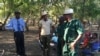 Matsangaissa Jr, no centro, ladeado por Mariano Nhongo e o porta-voz da Junta Militar.