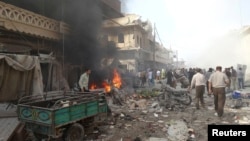 Khu vực trong thị trấn Atareb thuộc tỉnh Aleppo bị tàn phá vì không kích mà các nhà hoạt động nói rằng do lực lượng trung thành với Tổng thống al-Assad thực hiện 24/4/14