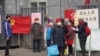 居民在返回北京前接受入城检查。（2020年2月13日）