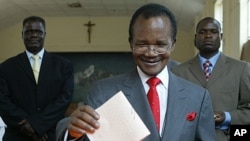 Frederick Chiluba, a former president of Zambia, casts his vote in national elections in Lusaka, September 28, 2006 (file photo)