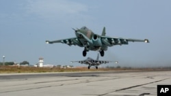 Máy bay phản lực Su-25 của Nga cất cánh cho một nhiệm vụ từ Hemeimeem, căn cứ không quân ở Syria, ngày 22/10/2015.